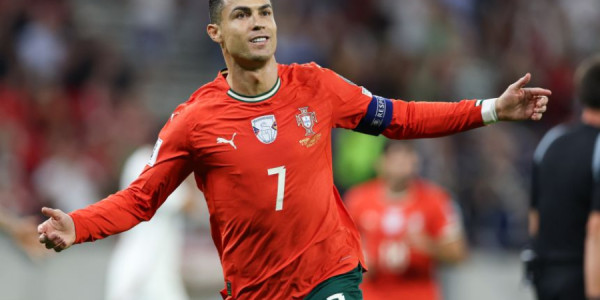 Ronaldo 2 milyard dollar qazanan ilk aktiv idmançı oldu