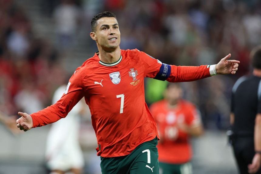 Ronaldo 2 milyard dollar qazanan ilk aktiv idmançı oldu