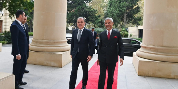 Ceyhun Bayramov Hindistanın xarici işlər nazirini qarşılayıb