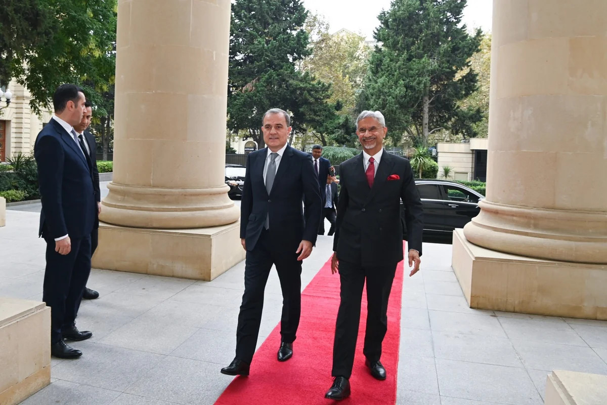 Ceyhun Bayramov Hindistanın xarici işlər nazirini qarşılayıb