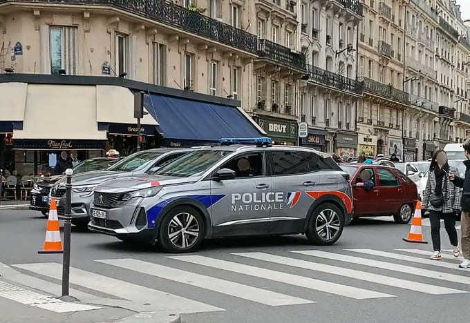 Paris yaxınlığında silahlı hücum: Ölən və yaralananlar var