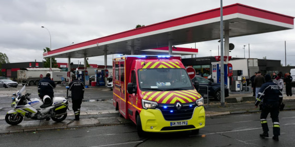Paris yaxınlığında silahlı hücum: 1 nəfər ölüb, 4 nəfər yaralanıb