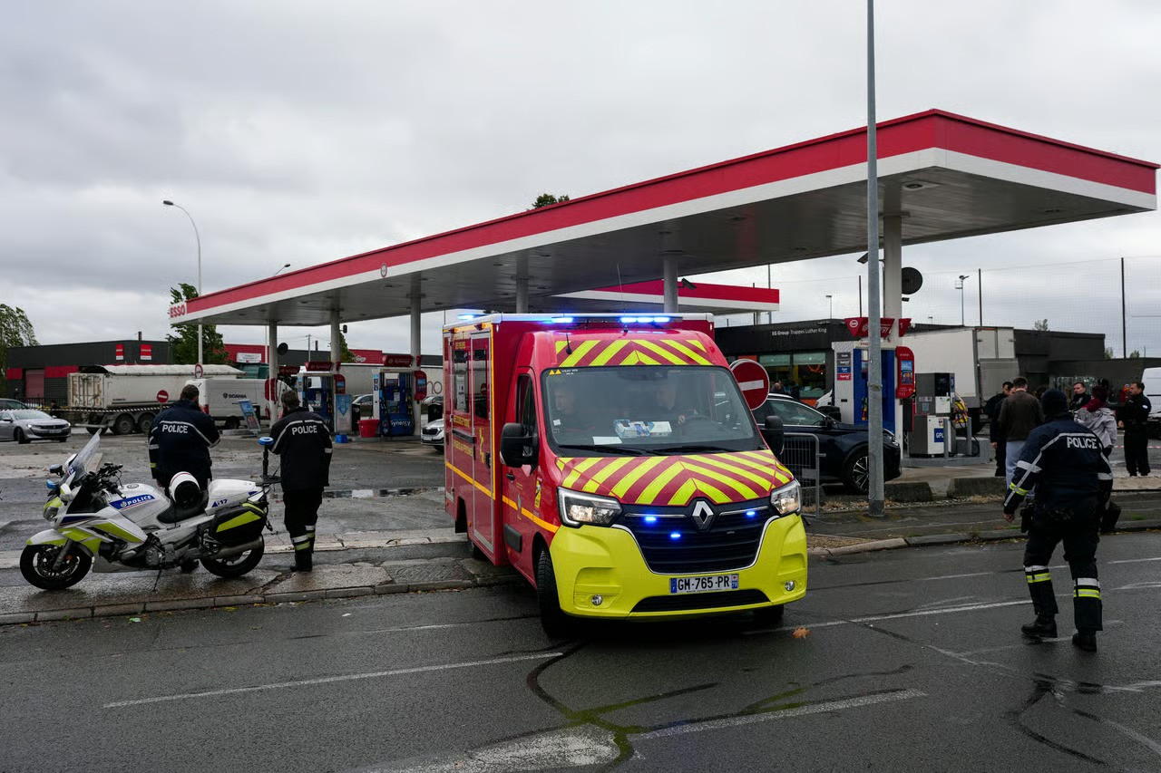 Paris yaxınlığında silahlı hücum: 1 nəfər ölüb, 4 nəfər yaralanıb