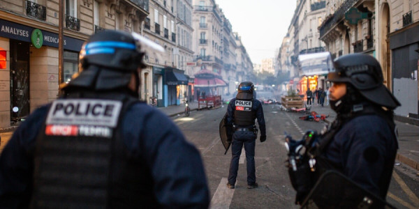 Parisdə komendant saatı uzadıldı