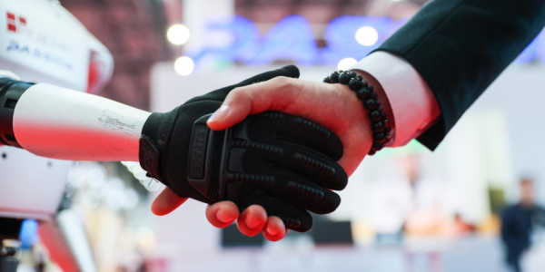 Çində robot 100 metri 8,64 saniyəyə qaçdı