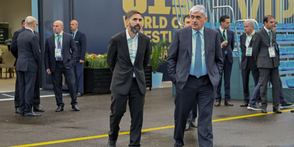 FIFA prezidenti Bakıda gənc futbolçuların oyunlarını izlədi