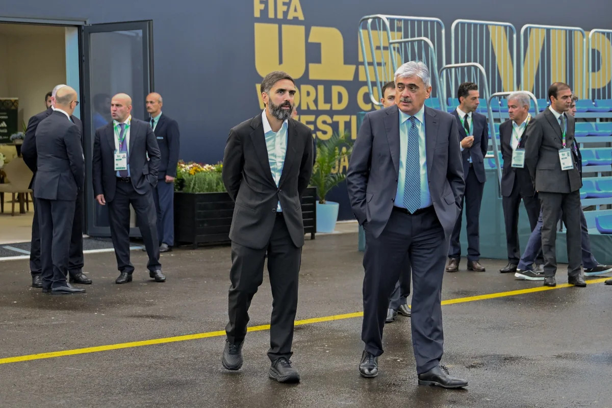 FIFA prezidenti Bakıda gənc futbolçuların oyunlarını izlədi