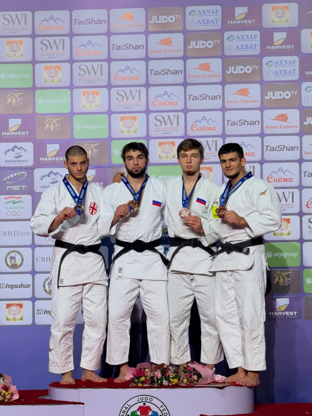 Gənc cüdoçularımız Tacikistanda beş medal qazandılar