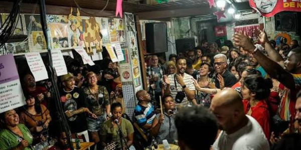 seçki kampaniyası zamanı deputata daş və butulkalarla hücum edilib