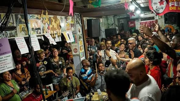 seçki kampaniyası zamanı deputata daş və butulkalarla hücum edilib