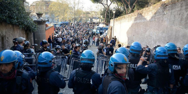 Romada etirazçılarla polis arasında toqquşma baş verib