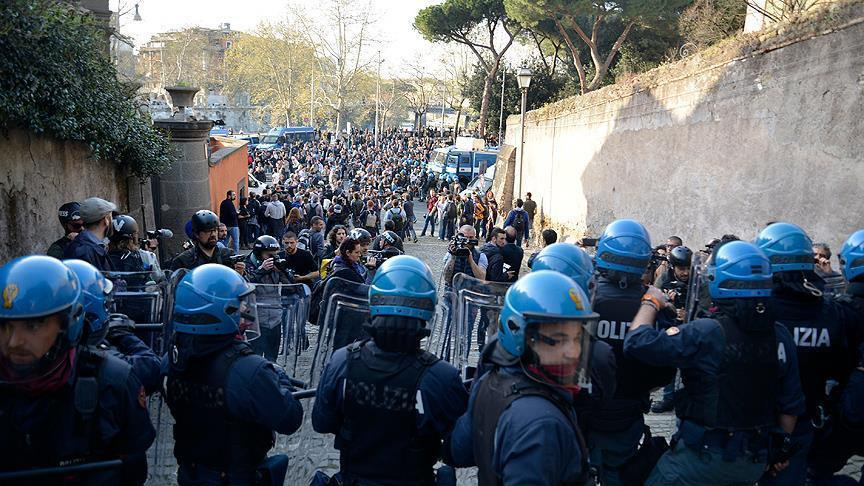 Romada etirazçılarla polis arasında toqquşma baş verib