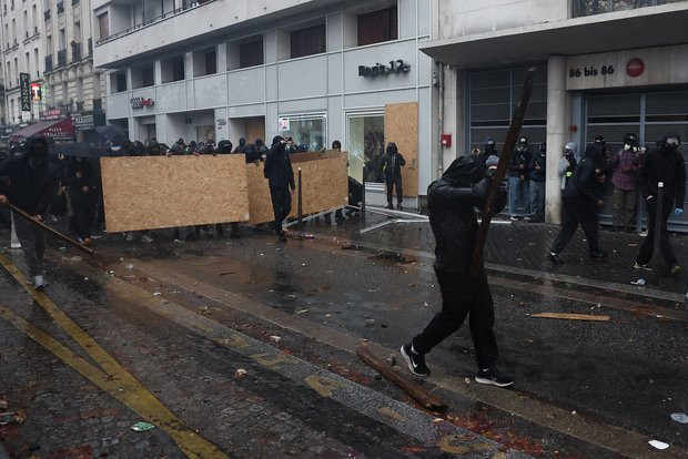 Fransiyada bahalaşmaya qarşı etirazlarda 1000-ə yaxın şəxs saxlanılıb