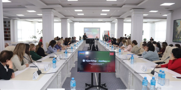 MEK-də “Hiperkitap” rəqəmsal platformasının nümayəndələri kitabxanaçılarla görüş keçirib