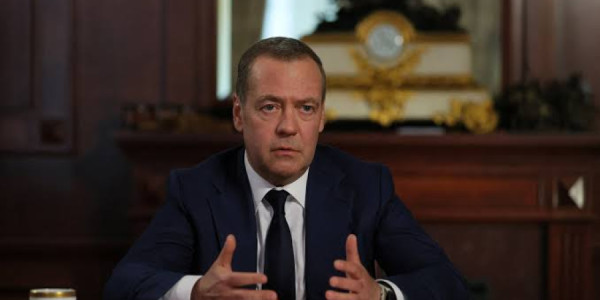 Medvedev tarix saxtakarlıqlarının araşdırılmasını təklif edib