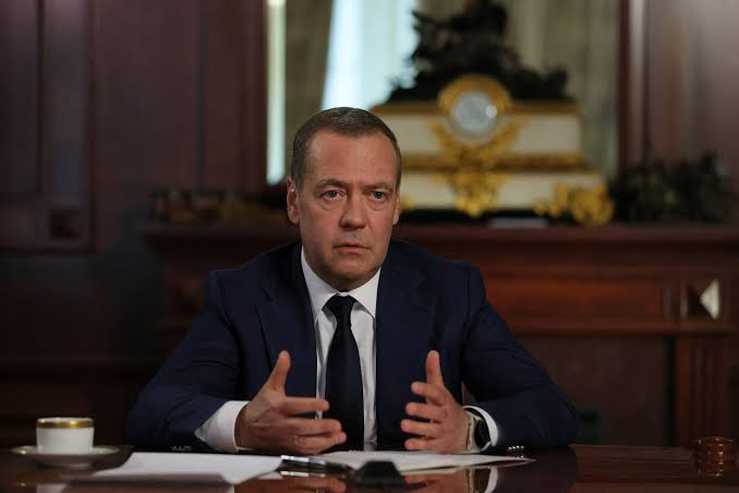 Medvedev tarix saxtakarlıqlarının araşdırılmasını təklif edib