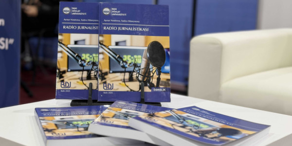 Müasir radio jurnalistikası bir kitabda: BDU-nun yeni dərsliyi təqdim olundu