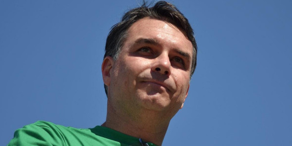 Folha de S.Paulo: Flavio Bolsonaro ABŞ-yə gedib