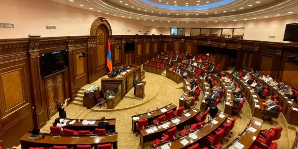 Ermənistan parlamentində insident –