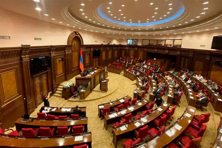 Ermənistan parlamentində insident –