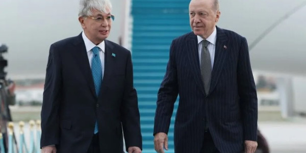Ərdoğan Tokayevi rəsmi mərasimlə qarşılayıb