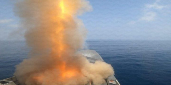 Fransa freqatı Belçika gəmisinin yaxınlığında ballistik raketi vurub