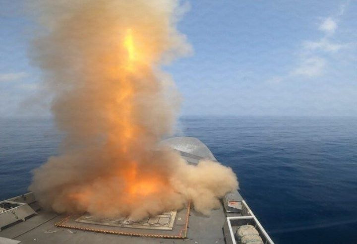 Fransa freqatı Belçika gəmisinin yaxınlığında ballistik raketi vurub
