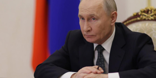 Putin Avropa liderləri ilə Ukrayna əvəzinə orta əsrlər tarixini müzakirə edib