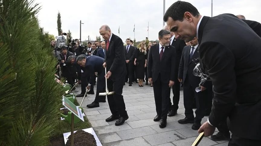 Türk Dövlətləri Təşkilatının sammitində iştirak edən liderlər Ankarada fidan əkiblər