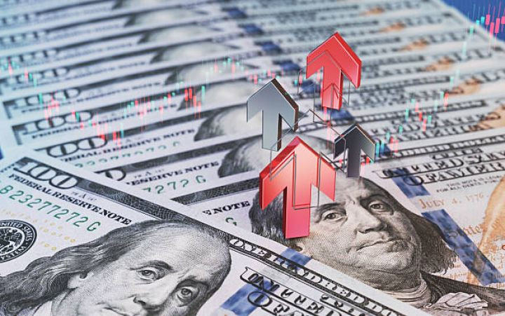 Ölkəyə daxil olan pul baratlarının fərqi 830 milyon dolları ötüb