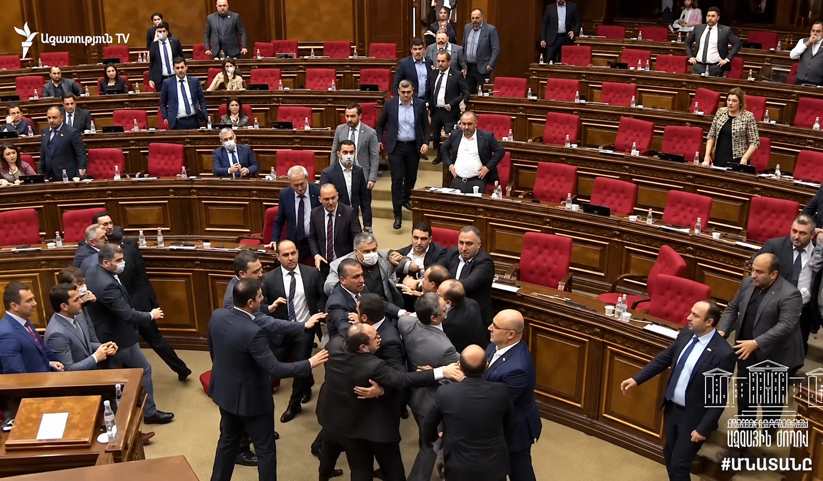 Ermənistan parlamentində kütləvi dava düşüb