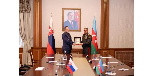 Müdafiə naziri Slovakiya Silahlı Qüvvələrinin Baş Qərargah rəisini qəbul edib