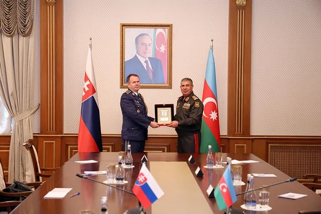 Müdafiə naziri Slovakiya Silahlı Qüvvələrinin Baş Qərargah rəisini qəbul edib