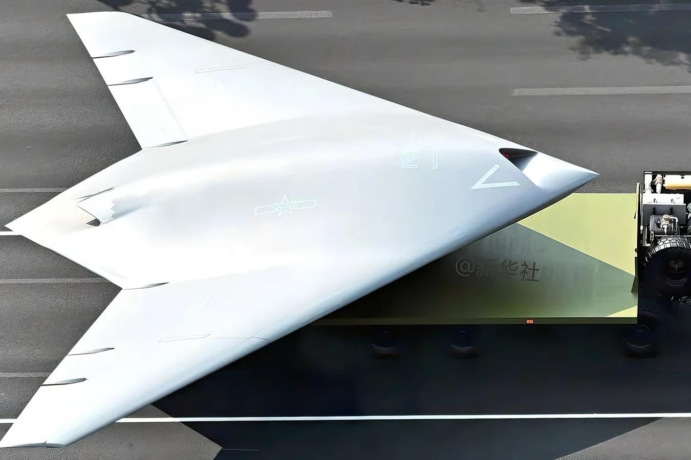 Çin ilk dəfə gizli pilotsuz uçuş aparatını hərbi gəmidə sınaqdan keçirib