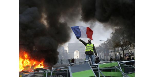 Paris küçələrində gərginlik: