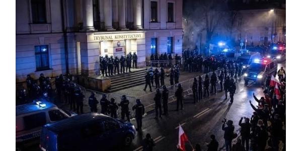 Polşada Konstitusiya Tribunalı ətrafında böhran: İki səfir istefa verib