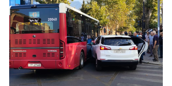 Gəncədə “Baku Bus” avtobusu ilə minik avtomobili toqquşdu