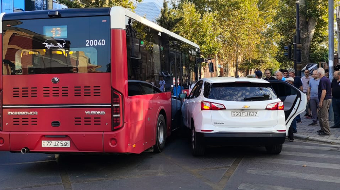 Gəncədə “Baku Bus” avtobusu ilə minik avtomobili toqquşdu